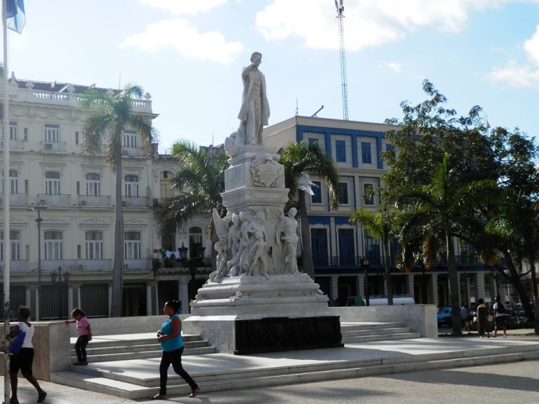 ハバナ旧市街地のセントラル公園 ホセ・マルティ像