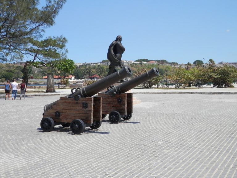 キューバハバナのプンタ要塞の大砲