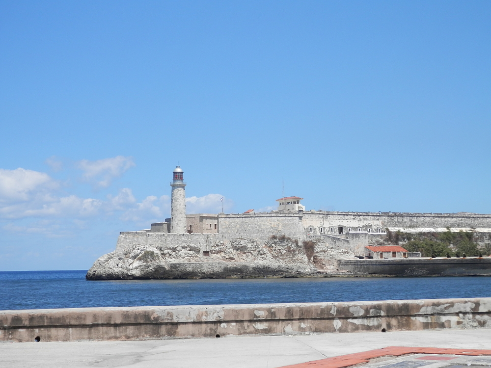 キューバ ハバナのプンタ要塞から見たモロ要塞