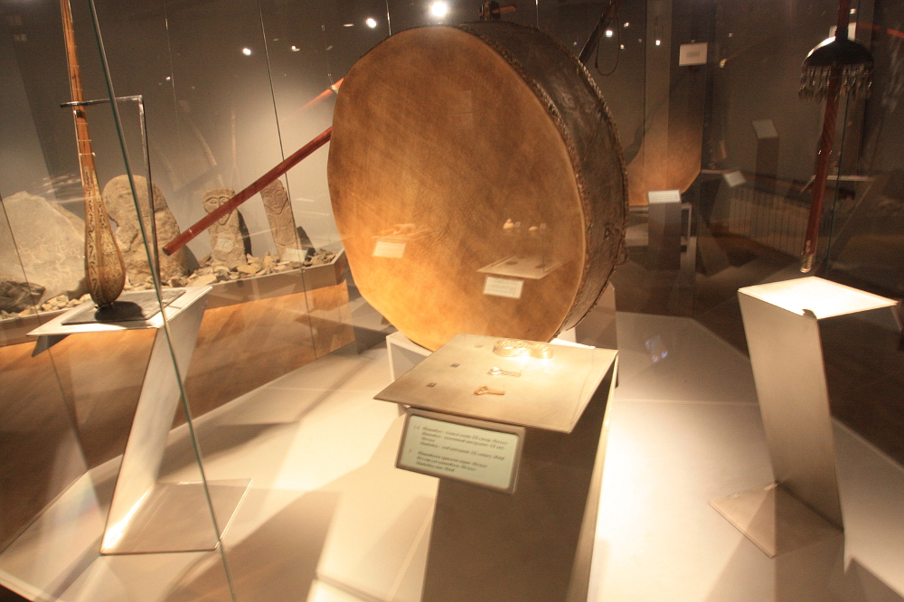 カザフ民族楽器博物館の館内の楽器