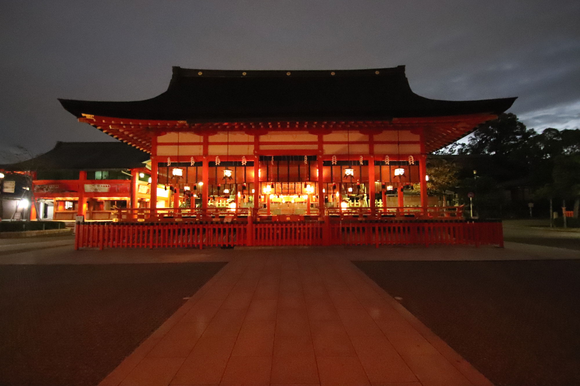 伏見稲荷神社の外拝殿