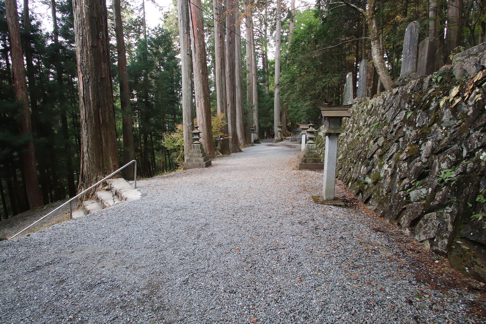 三峰神社の参道