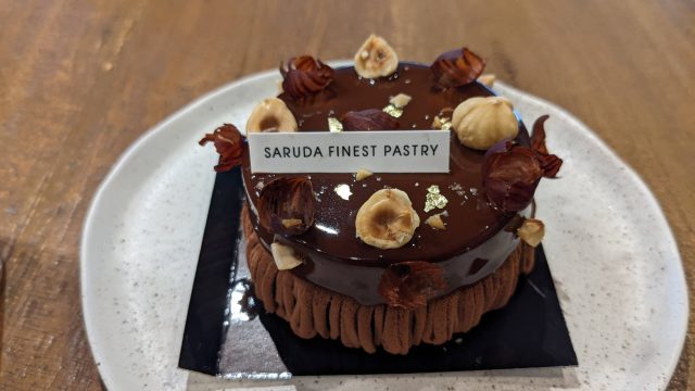 「SARUDA Finest Pastry」のチョコレートケーキ