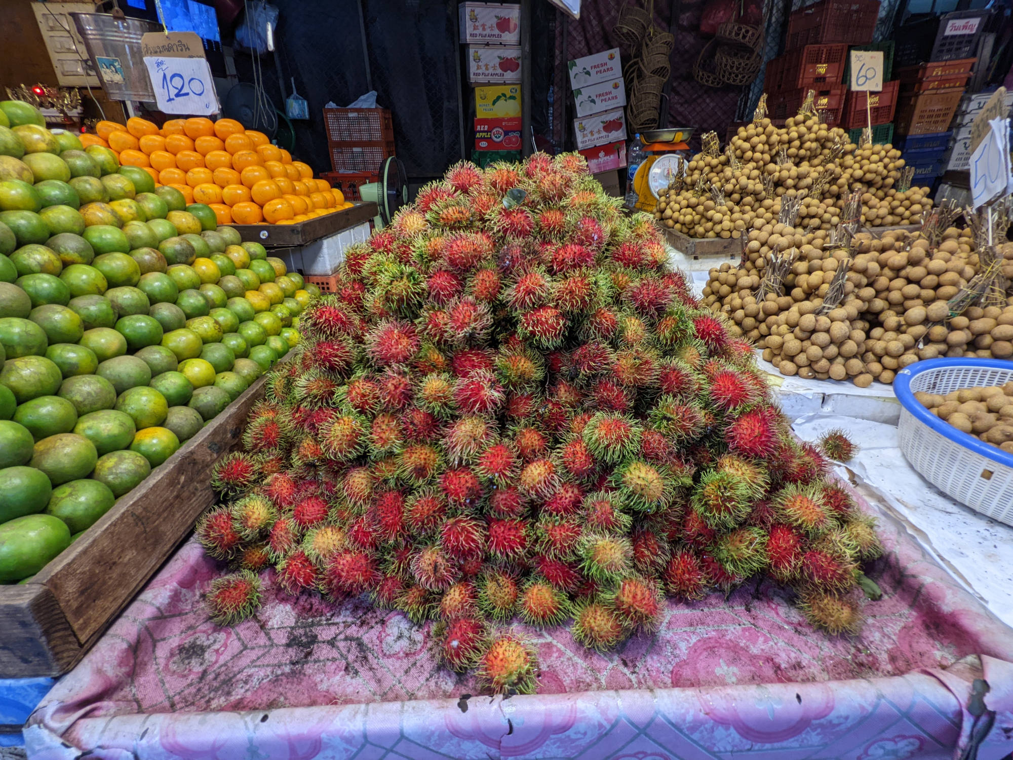 クロントーイ市場で売られているフルーツ